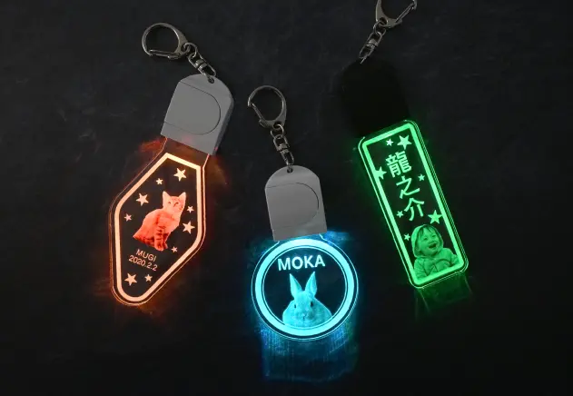 光るアクリルキーホルダー